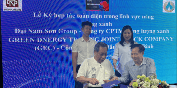 Trong khuôn khổ buổi làm việc cũng diễn ra Lễ Ký hợp tác toàn diện trong lĩnh vực năng lượng giữa Đại Nam Sơn Group, Công ty CPTM Năng lượng xanh và Công ty TNHH Dầu khí Khai Bình