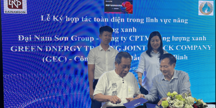 Trong khuôn khổ buổi làm việc cũng diễn ra Lễ Ký hợp tác toàn diện trong lĩnh vực năng lượng giữa Đại Nam Sơn Group, Công ty CPTM Năng lượng xanh và Công ty TNHH Dầu khí Khai Bình