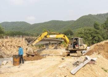 Các đơn vị thi công huy động nhân lực, máy móc triển khai khắc phục, sửa chữa cầu Lê Nô, bảo đảm tiến độ 