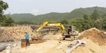 Các đơn vị thi công huy động nhân lực, máy móc triển khai khắc phục, sửa chữa cầu Lê Nô, bảo đảm tiến độ 