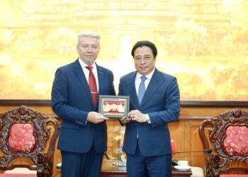 Chủ tịch UBND thành phố Huế Nguyễn Khắc Toàn trao quà lưu niệm đến Ngài Alexander Dmitrievich Sidoruk, Tổng Lãnh sự Cộng hòa Belarus tại Thành phố Hồ Chí Minh