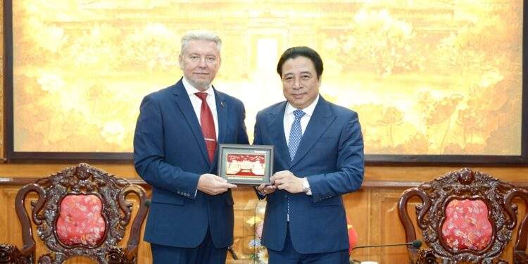 Chủ tịch UBND thành phố Huế Nguyễn Khắc Toàn trao quà lưu niệm đến Ngài Alexander Dmitrievich Sidoruk, Tổng Lãnh sự Cộng hòa Belarus tại Thành phố Hồ Chí Minh