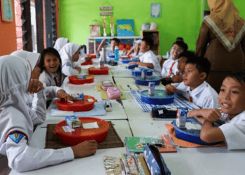 Indonesia cuts free meal budget as petrol prices soar