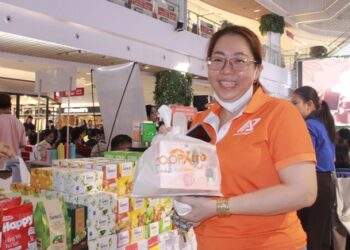 Khách tham quan hào hứng trải nghiệm sản phẩm mới tại gian hàng Saigon Co.op