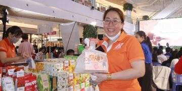 Khách tham quan hào hứng trải nghiệm sản phẩm mới tại gian hàng Saigon Co.op