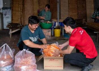 Gửi quà, hành lý trước cho đơn vị vận chuyển để “nhẹ gánh” di chuyển đang là sự lựa chọn của nhiều bạn trẻ. Ảnh: JT Express.