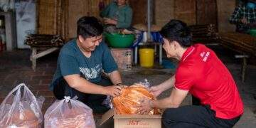 Gửi quà, hành lý trước cho đơn vị vận chuyển để “nhẹ gánh” di chuyển đang là sự lựa chọn của nhiều bạn trẻ. Ảnh: JT Express.