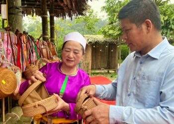 Lần đầu ra hội lớn, sản phẩm mây tre đan Xóm Bui mở lối tiêu thụ mới
