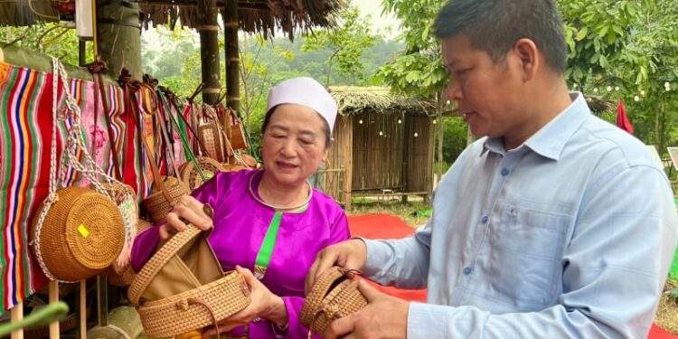 Lần đầu ra hội lớn, sản phẩm mây tre đan Xóm Bui mở lối tiêu thụ mới