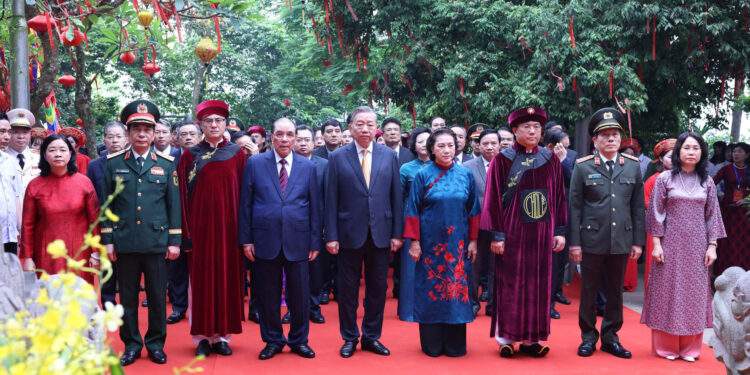 Các lãnh đạo Đảng, Nhà nước thực hiện nghi lễ tại Đền Thượng. Ảnh do Sở Văn hoá, Thể thao và Du lịch tỉnh Phú Thọ cung cấp. 