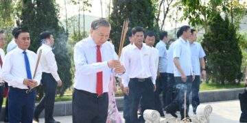 Tổng Bí thư, Chủ tịch nước Tô Lâm dâng hương tại khu mộ cố Tổng Bí thư Hà Huy Tập. Ảnh: Xuân Sinh