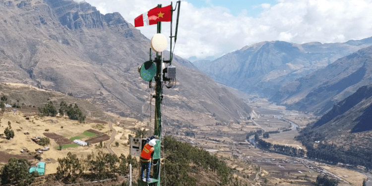 Lớp học trên đỉnh núi cao nhất thế giới: Viettel thu hẹp khoảng cách số bằng Internet