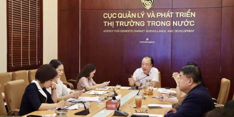 Ông Trần Hữu Linh, Cục trưởng Cục Quản lý và Phát triển thị trường trong nước phát biểu tại hội thảo.