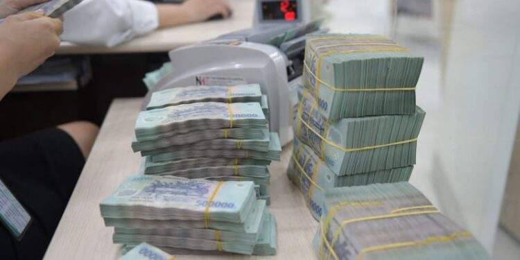 NHNN cấp tập bơm tiền, cảnh báo về lãi suất tăng nóng