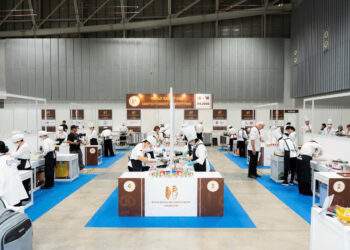 Các barista trình diễn kỹ thuật pha chế.