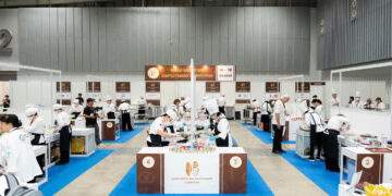 Các barista trình diễn kỹ thuật pha chế.