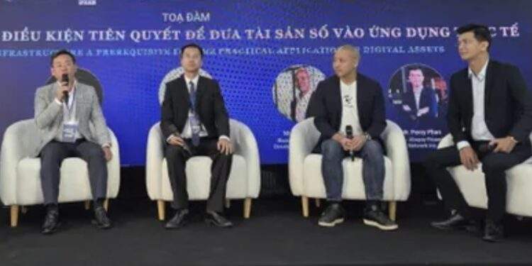 Các chuyên gia chia sẻ tại buổi ra mắt Nền tảng DataX tại Đà Nẵng.