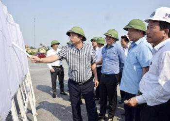 Lãnh đạo xã Kim Liên báo cáo những vướng mắc trên tuyến qua địa bàn xã