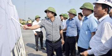 Lãnh đạo xã Kim Liên báo cáo những vướng mắc trên tuyến qua địa bàn xã