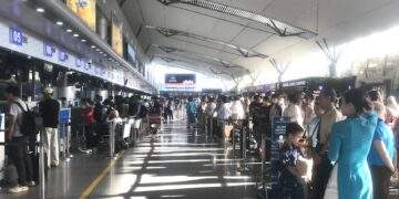 Khách đến Đà Nẵng và các tỉnh lân cận qua sân bay quốc tế Đà Nẵng ngày càng đông. Ảnh Ngô Anh Văn