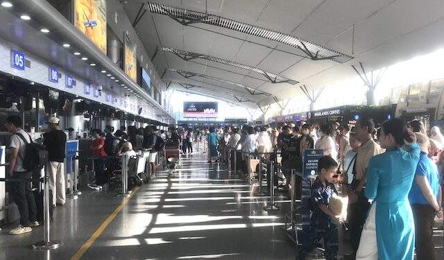 Khách đến Đà Nẵng và các tỉnh lân cận qua sân bay quốc tế Đà Nẵng ngày càng đông. Ảnh Ngô Anh Văn