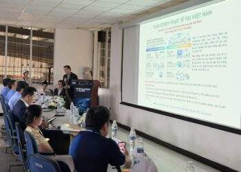 PGS. TS Lê Hoài Quốc chia sẻ tại tọa đàm: “Tự động  hóa nhà máy trong chuỗi cung ứng sản xuất: Cơ hội và Thách thức cho doanh nghiệp Việt Nam”.