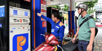 Nhập khẩu xăng dầu tháng 3 tăng đột biến, Bộ Công Thương báo tin vui mới