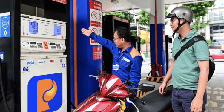 Nhập khẩu xăng dầu tháng 3 tăng đột biến, Bộ Công Thương báo tin vui mới