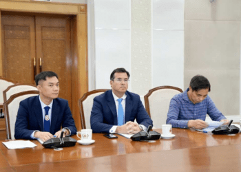 Ông Eric R. Dawicki, Chủ tịch kiêm Giám đốc Viện Nghiên cứu Hàng hải Đông Bắc Mỹ, đề xuất phát triển cảng Con Ong - Hòn Nét trở thành cảng biển đồng bộ, theo tiêu chuẩn toàn cầu. (Ảnh: CTT tỉnh Quảng Ninh)