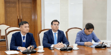 Ông Eric R. Dawicki, Chủ tịch kiêm Giám đốc Viện Nghiên cứu Hàng hải Đông Bắc Mỹ, đề xuất phát triển cảng Con Ong - Hòn Nét trở thành cảng biển đồng bộ, theo tiêu chuẩn toàn cầu. (Ảnh: CTT tỉnh Quảng Ninh)