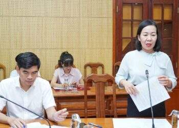 Đại diện lãnh đạo Liên minh Hợp tác xã tỉnh Quảng Trị báo cáo tình hình phát triển kinh tế tập thể, hợp tác xã từ sau hợp nhất đến nay 