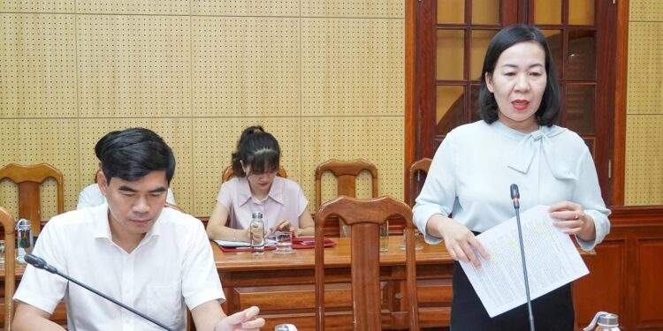 Đại diện lãnh đạo Liên minh Hợp tác xã tỉnh Quảng Trị báo cáo tình hình phát triển kinh tế tập thể, hợp tác xã từ sau hợp nhất đến nay 