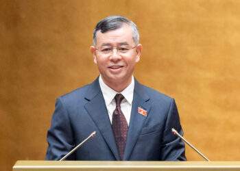 Bộ trưởng Bộ Tài chính Ngô Văn Tuấn trình bày Báo cáo tóm tắt giải trình, tiếp thu, chỉnh lý dự thảo Nghị quyết. Ảnh: Quốc hội.