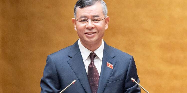 Bộ trưởng Bộ Tài chính Ngô Văn Tuấn trình bày Báo cáo tóm tắt giải trình, tiếp thu, chỉnh lý dự thảo Nghị quyết. Ảnh: Quốc hội.