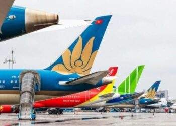 Rising fuel costs disrupt flight plans, squeeze airline earnings