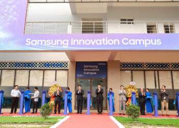Các đại biểu cắt băng khánh thành Trung tâm Phát triển nhân tài công nghệ cao Samsung Innovation Campus.