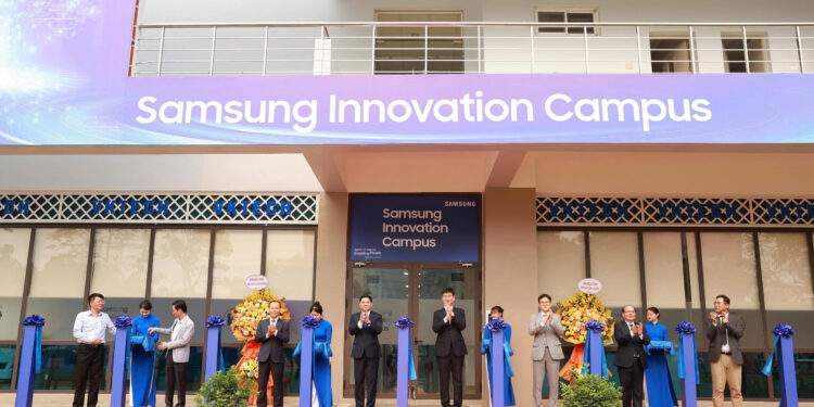 Các đại biểu cắt băng khánh thành Trung tâm Phát triển nhân tài công nghệ cao Samsung Innovation Campus.