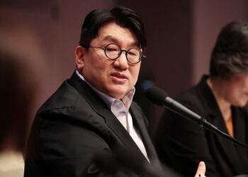 South Korea police seek detention warrant for BTS agency's billionaire founder Bang Si-hyuk
