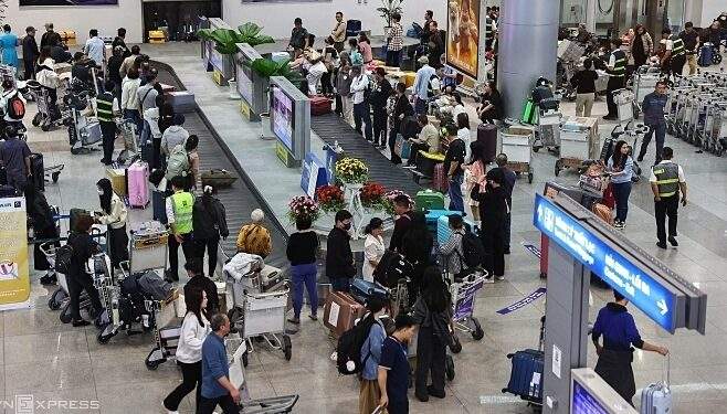 Tan Son Nhat airport braces for holiday surge with 750 flights daily