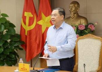 Phó Thủ tướng Phạm Gia Túc nhấn mạnh yêu cầu khẩn trương triển khai công tác giải phóng mặt bằng, tái định cư cho các dự án đường sắt trọng điểm. Ảnh: VGP.