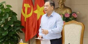 Phó Thủ tướng Phạm Gia Túc nhấn mạnh yêu cầu khẩn trương triển khai công tác giải phóng mặt bằng, tái định cư cho các dự án đường sắt trọng điểm. Ảnh: VGP.