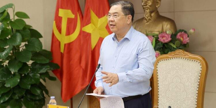 Phó Thủ tướng Phạm Gia Túc nhấn mạnh yêu cầu khẩn trương triển khai công tác giải phóng mặt bằng, tái định cư cho các dự án đường sắt trọng điểm. Ảnh: VGP.