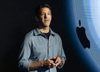 Ông John Ternus đã gắn bó với Apple gần nửa cuộc đời - Ảnh: Bloomberg. 