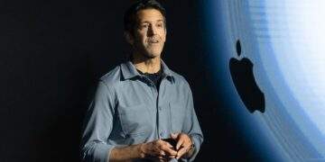 Ông John Ternus đã gắn bó với Apple gần nửa cuộc đời - Ảnh: Bloomberg. 