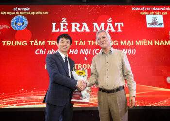 Ông Nguyễn Xuân Nam, Chủ tịch Trung tâm Trọng tài thương mại miền Nam trao hòa và giấy phép hoạt động Chi nhánh Hà Nội do Sở Tư pháp Hà Nội cấp cho ông Đỗ Hữu Đỉnh, Trưởng Chi nhánh.
