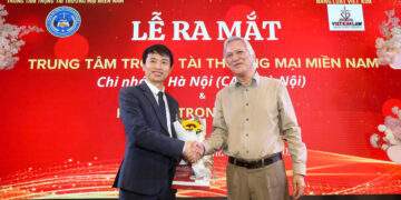 Ông Nguyễn Xuân Nam, Chủ tịch Trung tâm Trọng tài thương mại miền Nam trao hòa và giấy phép hoạt động Chi nhánh Hà Nội do Sở Tư pháp Hà Nội cấp cho ông Đỗ Hữu Đỉnh, Trưởng Chi nhánh.