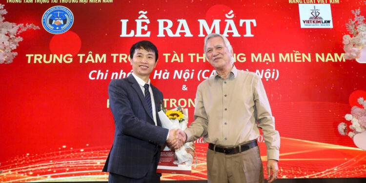 Ông Nguyễn Xuân Nam, Chủ tịch Trung tâm Trọng tài thương mại miền Nam trao hòa và giấy phép hoạt động Chi nhánh Hà Nội do Sở Tư pháp Hà Nội cấp cho ông Đỗ Hữu Đỉnh, Trưởng Chi nhánh.