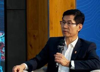 PGS.TS Phạm Hoàng Lương chia sẻ tại tọa đàm. Ảnh: VnEconomy.