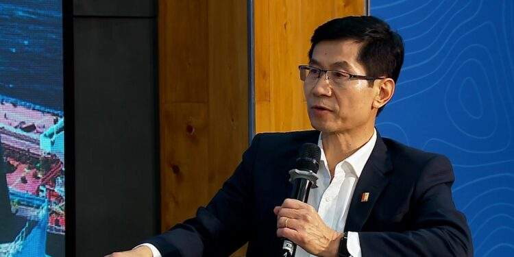 PGS.TS Phạm Hoàng Lương chia sẻ tại tọa đàm. Ảnh: VnEconomy.