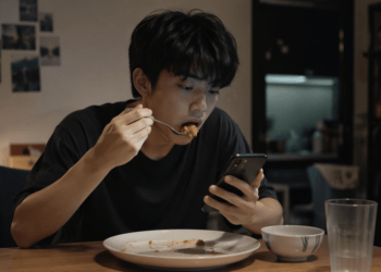 Vì sao nhiều người trẻ phải vừa ăn vừa lướt điện thoại mới thấy ngon?